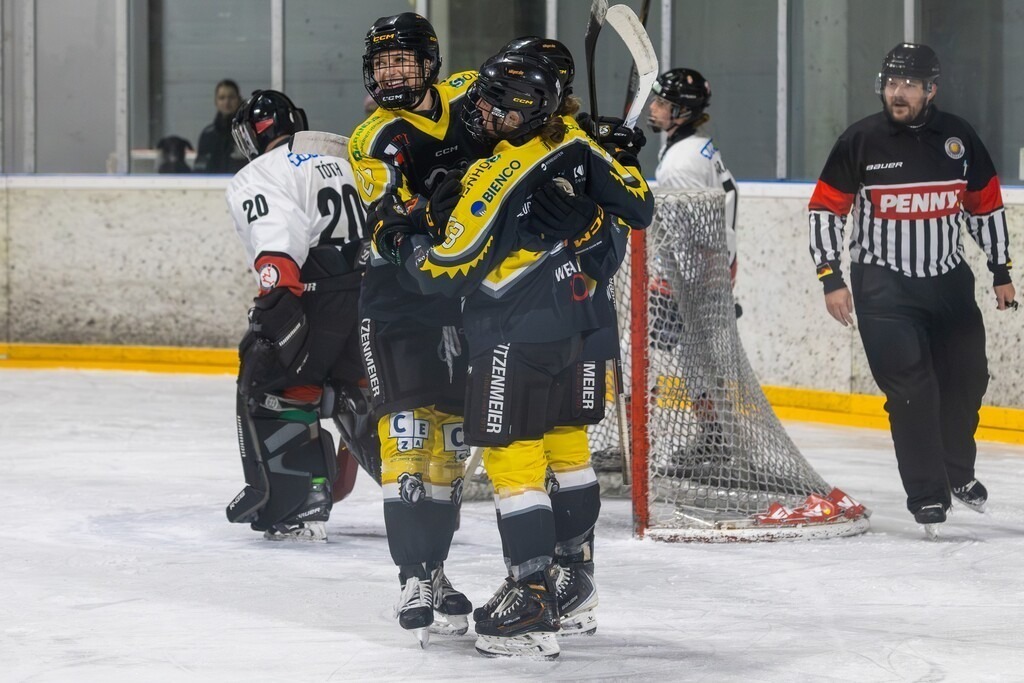 Mad Dogs Mannheim vs. HK Budapest (Mannheim, Germany) | Mannheim, Germany, 26/10/26) blossom-ic DFEL - GERMAN WOMEN'S ICE HOCKEY LEAGUE, 2026–27 Season, Matchday 10: Mad Dogs Mannheim vs. HK Budapest / The Mad Dogs players celebrate their goal, making the score 3-0 - Realisiert mit Pictrs.com