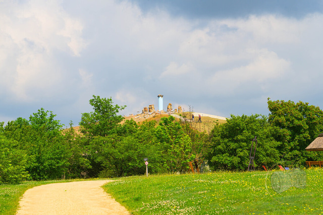 Blick auf eine Aussichterhöhung im Findlingspark Nochten | Shop für Prints Landschaftsfotografie Sächsische Schweiz Naturfotografie in Thüringen Fotos vom Findlingspark Nochten Kloster Sankt Marienstern Bilder Festung Königstein PanoramaRhododendronpark Kromlau FotogalerSchleswig-Holstein Küstenlandschaften