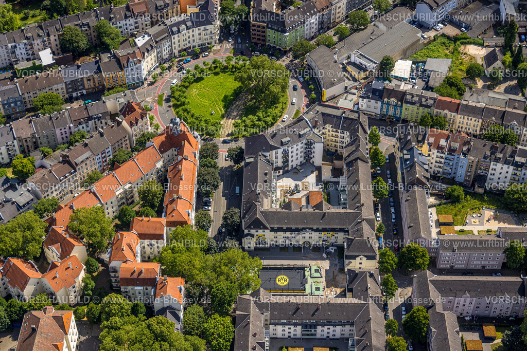 Dortmund230700062 | Luftbild, Begrünter Kreisverkehr Borsigplatz, BVB Logo am Soccer Court Max-Michallek-Platz mit BVB Spieler Denkmal im Hinterhof der Oesterholzstraße, Borsigplatz, Dortmund, Ruhrgebiet, Nordrhein-Westfalen, Deutschland