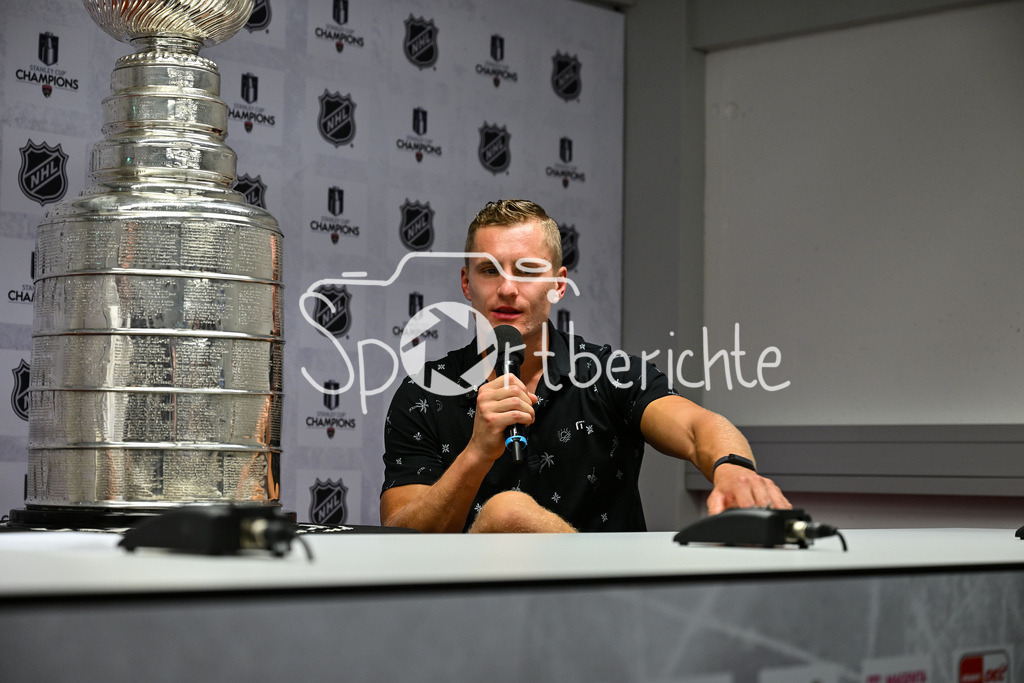 Cup Day | Nico STURM bringt den Stanley Cup zum zweiten mal nach Augsburg / Im Bild der offizielle Pressetermin mit RT1 Moderator Alex KUNZ