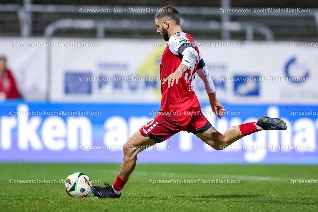 FCVK24012501012 | 24.01.2025, Fußball, FC Viktoria Köln – SV Waldhof Mannheim 07, 3.Liga, Sportpark Höhenberg, Saison 2024 2025: Torschütze Serhat-Semih Güler (Viktoria Köln #30) verwandelt den Elfmeter zum 1:0 Tor. DFB regulations prohibit any use of photographs as image sequences and or quasi-video.