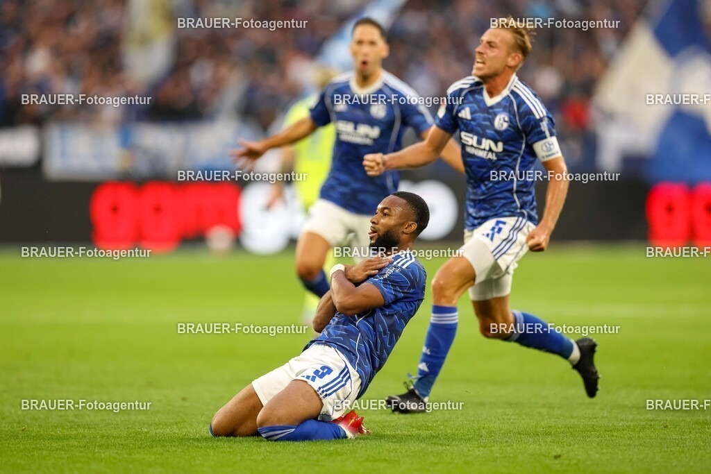 1_S04BER_20250801_1100.JPG -  - FC Schalke 04 - Hertha BSC Berlin - 2. Bundesliga | Gelsenkirchen, Deutschland, 01.08.25: Moussa Sylla (FC Schalke 04) Torjubel, jubelt mit seiner Mannschaft nach dem Treffer zum 1:0 waehrend des Spiels der 2. Bundesliga zwischen FC Schalke 04 - Hertha BSC Berlin in der Veltins-Arena am 01. August 2025 in Gelsenkirchen, Deutschland. (Foto von Stefan Brauer/Brauer-Fotoagentur)DFB/DFL REGULATIONS PROHIBIT ANY USE OF PHOTOGRAPHS AS IMAGE SEQUENCES AND/OR QUASI-VIDEO.