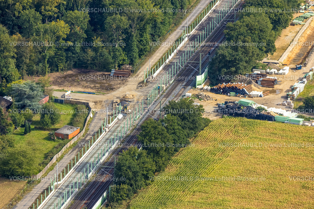 Voerde250904389 | Luftbild, Schwanenstraße Bahnübergang, Ausbau der Betuweroute und Betuwe-Linie Eisenbahnstrecke, Baustelle mit Schallschutzwand Ausbau, Voerde, Ruhrgebiet, Nordrhein-Westfalen, Deutschland
