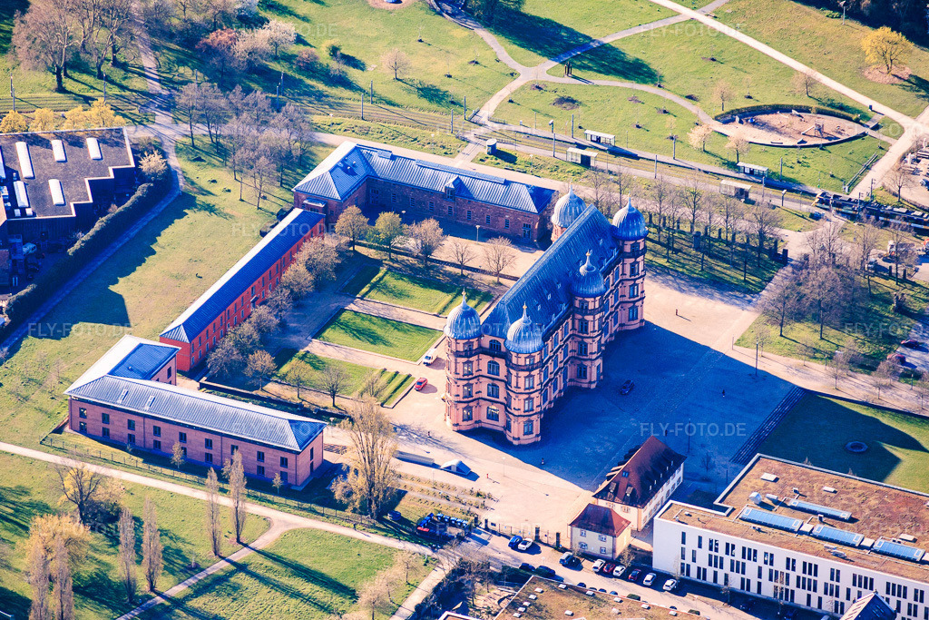 Luftbild: Schloss Gottesaue, Musikschule Wolfgang-Rihm-Forum im Ortsteil Oststadt in Karlsruhe im Bundesland Baden-Württemberg in Deutschland. Foto: IMG_154064.jpg vom 02.04.2026 durch Werner Riehm/FLY-FOTO.deAuflösung des Originals: 5520 x 3680 pxLink zu wikipedia
