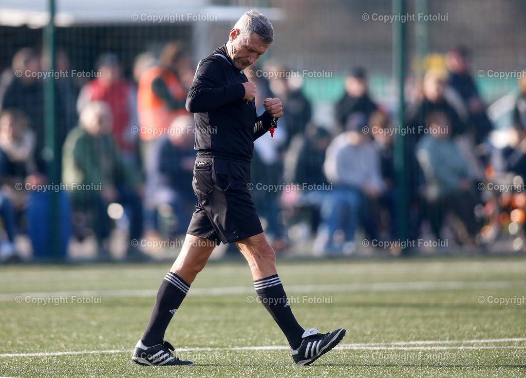 A_LUI_02032024_29 | SPORT,FUSSBALL LT1 OOE LIGA ASKOE OEDT-SV HAIDLMAIR GRUEN WEISS MICHELDORF 02.03.2024 IM BILD: SCHIEDSRICHTER ERHARD FUCHS EISNER FOTO:FOTOLUI