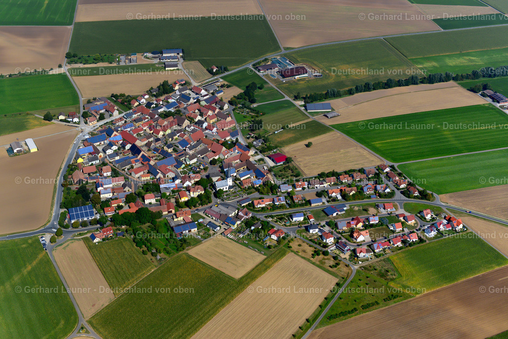 3650492 | WOLKSHAUSEN 13.09.2016 Landwirtschaftliche Nutzflächen und Feldgrenzen  umsäumen das Siedlungsgebiet des Dorfes in Wolkshausen im Bundesland Bayern, Deutschland // Agricultural land and field boundaries surround the settlement area of the village  in Wolkshausen in the state Bavaria, Germany Foto: Gerhard Launer