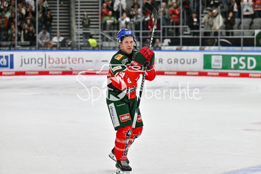 Augsburger Panther - Löwen Frankfurt | Die Spieler des AEV feiern zusammen mit den Fans den Heimsieg gegen Frankfurt / DEL: Augsburger Panther - Löwen Frankfurt, Curt Frenzel Stadiom am 11.10.2024 / T. J. TREVELYAN (Augsburger Panther #24)