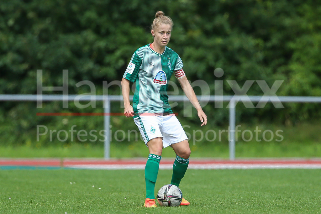 Fussball, Testspiel Frauen, SV Henstedt-Ulzburg - SV Werder Bremen | v.li.: Michelle Ulbrich (SV Werder Bremen, 5) Freisteller, Einzelbild, Ganzkörper, Aktion, Action, Spielszene
