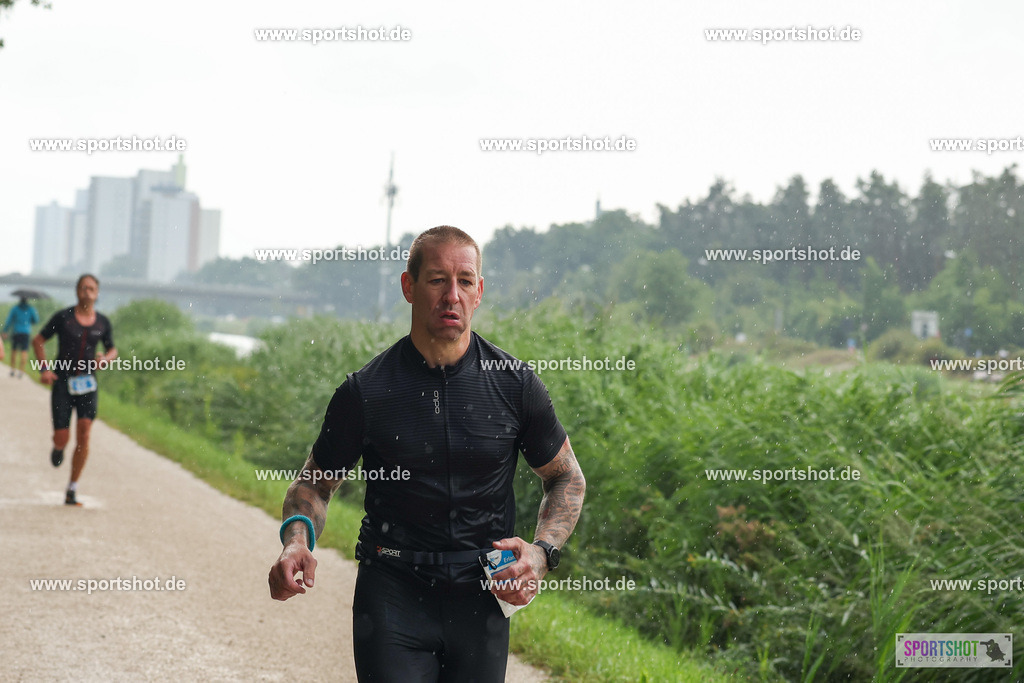 LUR_1415 | 34. M-net Erlanger Triathlon 2025 #erlangertriathlon  #mnettriathlon2025 #mnettriathlon #team #olympischedistanz #mitteldistanz #triathlon #maindonaukanal  #erlangertriathlon2025 #yourpictrs #tv1848 #tv1848erlangen  #triathlonbayern #sportinerlangen #demsportverbunden #sportshot_your_pictrs Copyright: www.sportshot.de