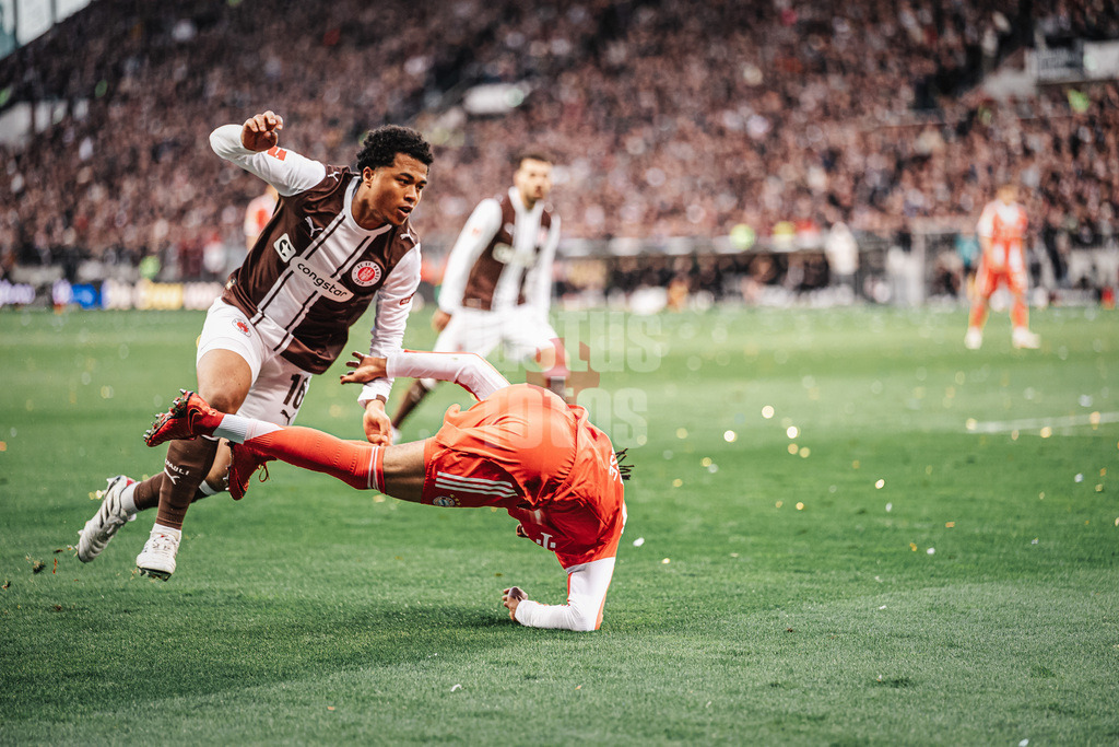 Fußball | Männer | Saison 2025/2026  | Fußball-Bundesliga | 29. Spieltag | FC St. Pauli vs. FC Bayern München | 11.04.2026 | v.l. Joel Chima Fujita (#16, FC St. Pauli) gegen Michael Olise (#17, FC Bayern München)