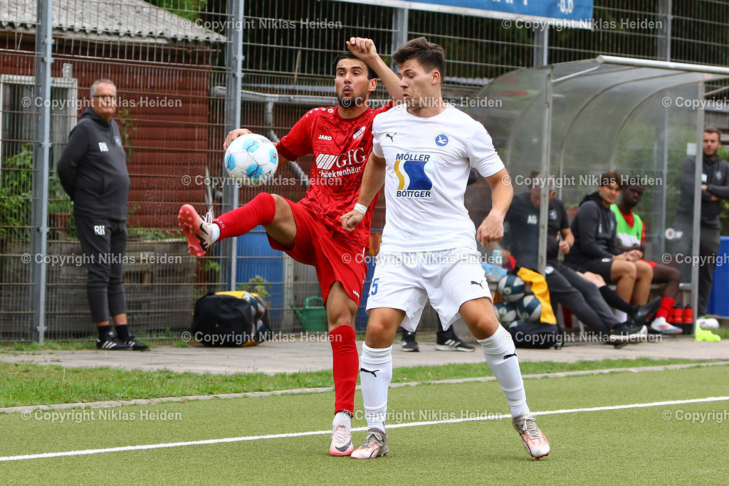 NH_USCPaloma_TSVSasel_OberligaHamburg_18082024 | #25 Fabian Jacobs (USC Paloma), #11 Emirkaan Güzel (TSV Sasel)Fußball I Herren I Gamesright Oberliga Hamburg I Saison 2024-2025 I 3. Spieltag I USC Paloma - TSV Sasel I 18.08..2024 I Jonny-Rehbein-Sportplatz