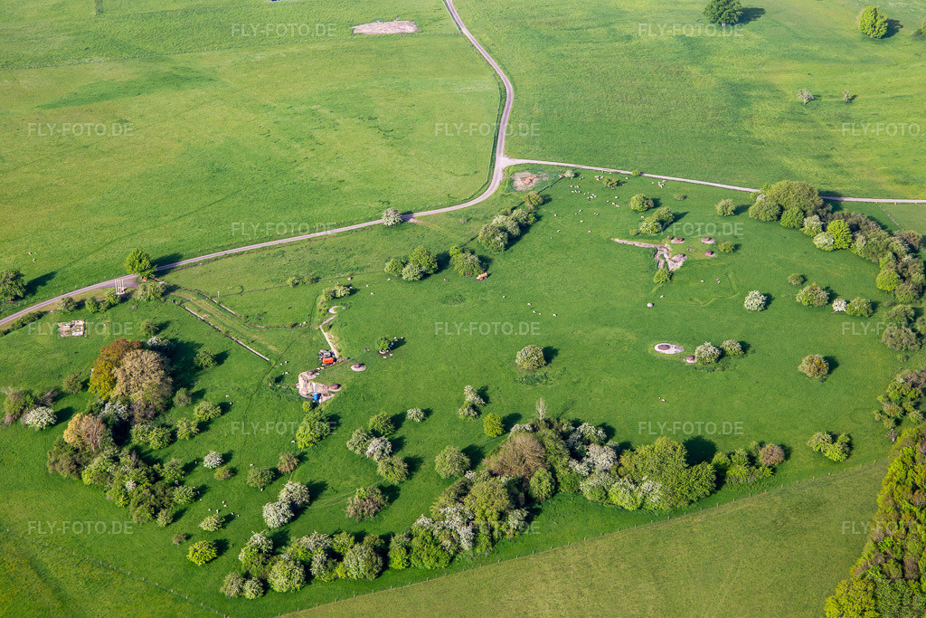 Luftbild: Schafe weiden zwischen alten Bunker Ruinen in Achen im Bundesland Moselle in Frankreich. Foto: IMG_140685.jpg vom 01.05.2024 durch Werner Riehm/FLY-FOTO.de