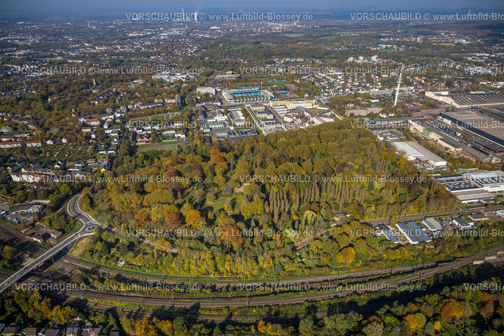Bochum241016533 | Luftbild, städt. Friedhof Blumenstraße und herbstliche Bäume, hinten das Vonovia Ruhrstadion Fußballstadion und Bundesligastadion des VfL Bochum 1848, rechts der Fernmeledturm Bochum, Altenbochum, Bochum, Ruhrgebiet, Nordrhein-Westfalen, Deutschland