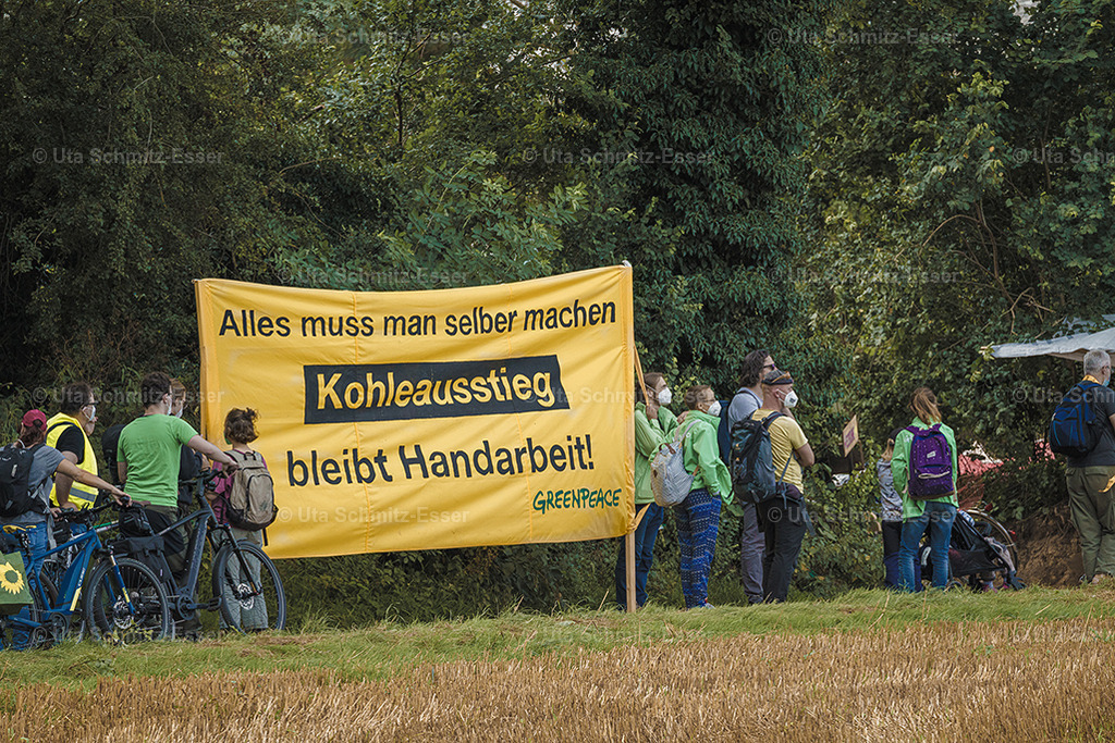 Menschenkette_Luetzerath_09 | CEUS Design - Realisiert mit Pictrs.com