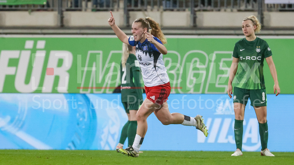 Fussball, Google Pixel Frauen-Bundesliga, VfL Wolfsburg - Hamburger SV | Torschützin Svea Stoldt (Hamburger SV, 8) mit Torjubel, Jubel, jubeln, jubelt, optimistisch, Spielszene, Highlight, Freude über das Tor zum 0:1, DIE DFB-RICHTLINIEN UNTERSAGEN JEGLICHE NUTZUNG VON FOTOS ALS SEQUENZBILDER UND/ODER VIDEOÄHNLICHE FOTOSTRECKEN. DFB REGULATIONS PROHIBIT ANY USE OF PHOTOGRAPHS AS IMAGE SEQUENCES AND/OR QUASI-VIDEO.