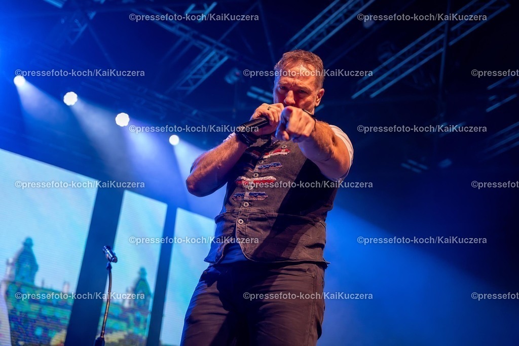 KKU25012501099 | 25.01.2025, xkkux, Düsseldorf, Karnevalsveranstaltung - Die Lachende in der Mitsubishi Electric HALLE. Die Band Höhner performt bei ihrem Auftritt. Im Bild Sänger PATRICK LÜCK 