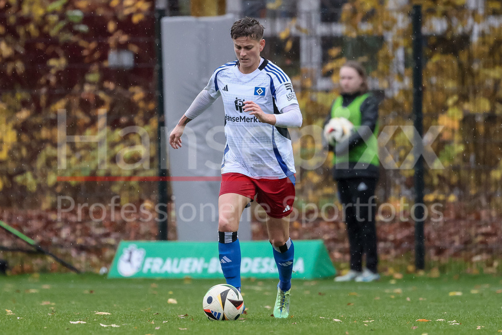 Fussball, 2. Frauen-Bundesliga, Hamburger SV - 1. FC Nürnberg | v.li.: Jobina Lahr (Hamburger SV, 31) am Ball, Einzelbild, Ganzkörper, Aktion, Action, Spielszene, DIE DFB-RICHTLINIEN UNTERSAGEN JEGLICHE NUTZUNG VON FOTOS ALS SEQUENZBILDER UND/ODER VIDEOÄHNLICHE FOTOSTRECKEN. DFB REGULATIONS PROHIBIT ANY USE OF PHOTOGRAPHS AS IMAGE SEQUENCES AND/OR QUASI-VIDEO.