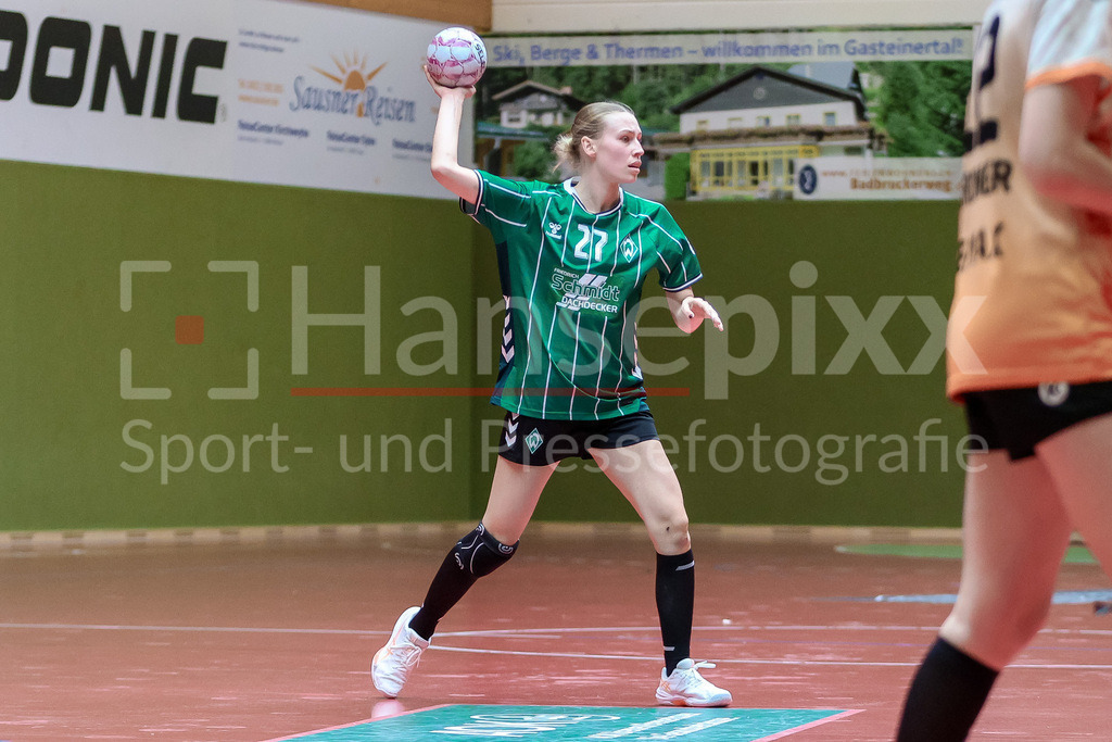 Handball, 2. Bundesliga Frauen, SV Werder Bremen - VfL Waiblingen | Emma Ruwe (SV Werder Bremen, 27) am Ball, Spielszene, Aktion, Action
