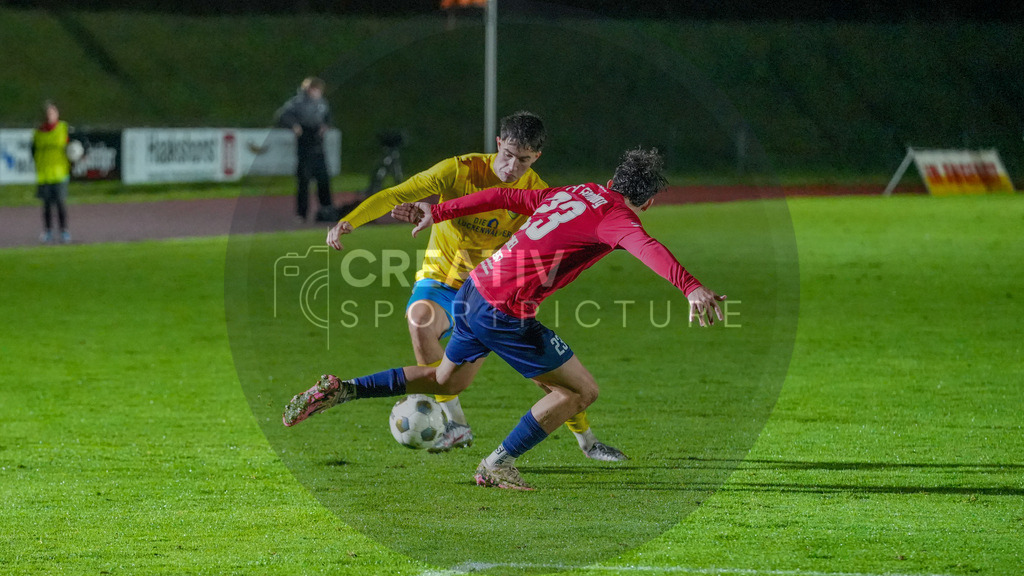 Fußball, Herren, Saison 2025/2026, Regionalliga Nordost, 12. Spieltag, FC Eilenburg vs. FSV 63 Luckenwalde, Freitag 17.10.2025, Ilburgstadion Eilenburg, | Fußball, Herren, Saison 2025/2026, Regionalliga Nordost, 12. Spieltag, FC Eilenburg vs. FSV 63 Luckenwalde, Freitag 17.10.2025, Ilburgstadion Eilenburg, Im Bild: Mike Bachmann (l. Luckenwalde) und Aaron Henkel (r. Eilenburg) - Realisiert mit Pictrs.com