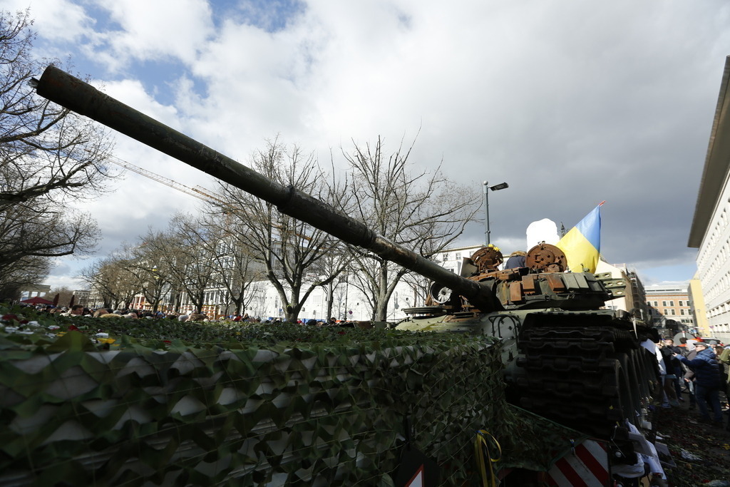 Deutschland: Panzerwrack aus der Ukraine vor der russischen Botschaft in Berlin | Deutschland, Berlin, 26.02.2023. Ein Panzerwrack steht seit dem Jahrestag des russischen Angriffs auf die Ukraine vor der russischen Botschaft in Berlin-Mitte. Der zerstörte Panzer vom Typ T-72 vor dem Gebäude Unter den Linden als Mahnmal gegen den Krieg stehen.