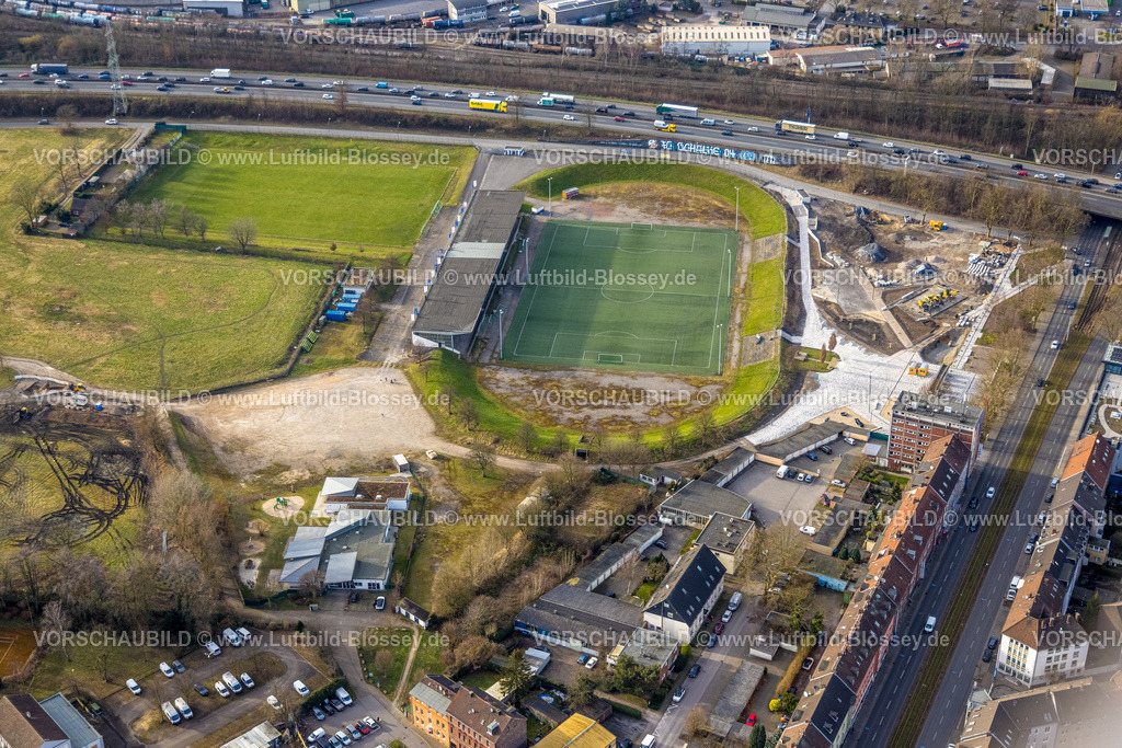Gelsenkirchen250203140Sued | Luftbild, Fußballstadion Glückauf-Kampfbahn mit Tribüne, DJK Teutonia Schalke-Nord 1921 e.V., Baustelle Ernst-Kuzorra-Platz, Verkehrsaufkommen auf der Autobahn A42, Schalke-Nord, Gelsenkirchen, Ruhrgebiet, Nordrhein-Westfalen, Deutschland