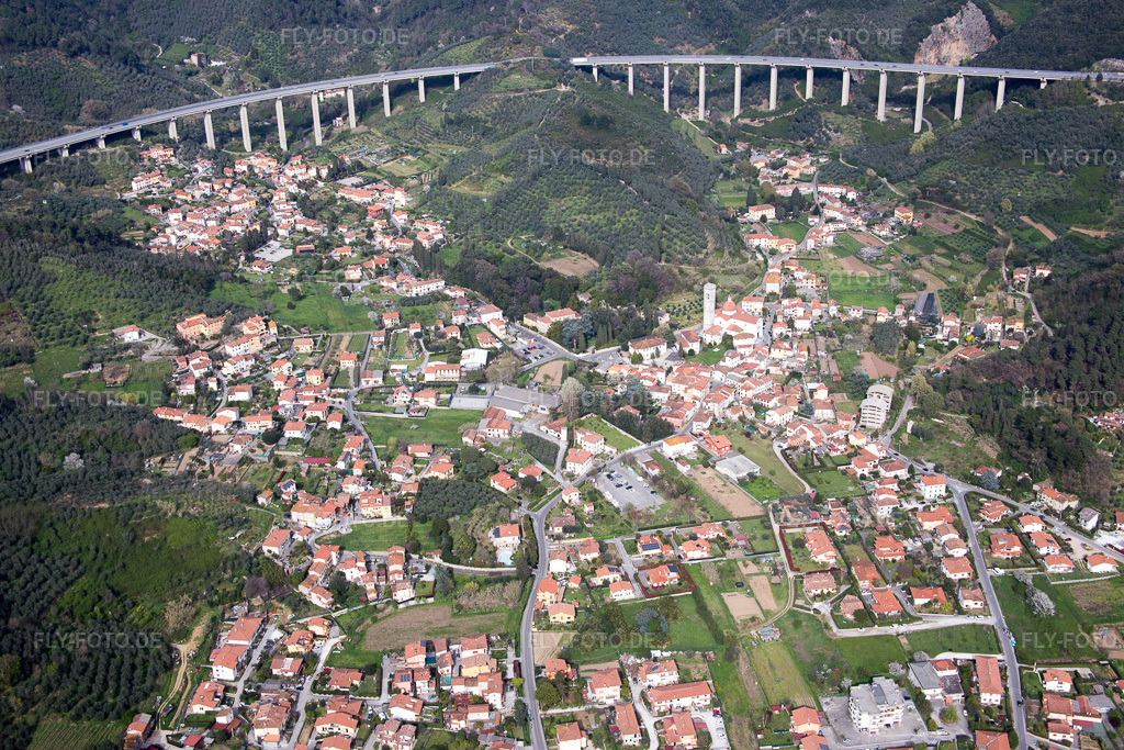 Luftbild: Ortsansicht in Massarosa im Bundesland Lucca in Italien. Foto: IMG_086976.jpg vom 03.04.2016 durch Werner Riehm/FLY-FOTO.de