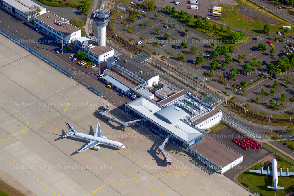 4025608 | ERFURT 06.05.2020 Abfertigungs- Gebäude und Terminals auf dem Gelände des Flughafen im Ortsteil Bindersleben in Erfurt im Bundesland Thüringen, Deutschland. Weiterführende Informationen bei: Flughafen Erfurt GmbH. // Dispatch building and terminals on the premises of the airport in the district Bindersleben in Erfurt in the state Thuringia, Germany. Further information at: Flughafen Erfurt GmbH. Foto: Gerhard Launer