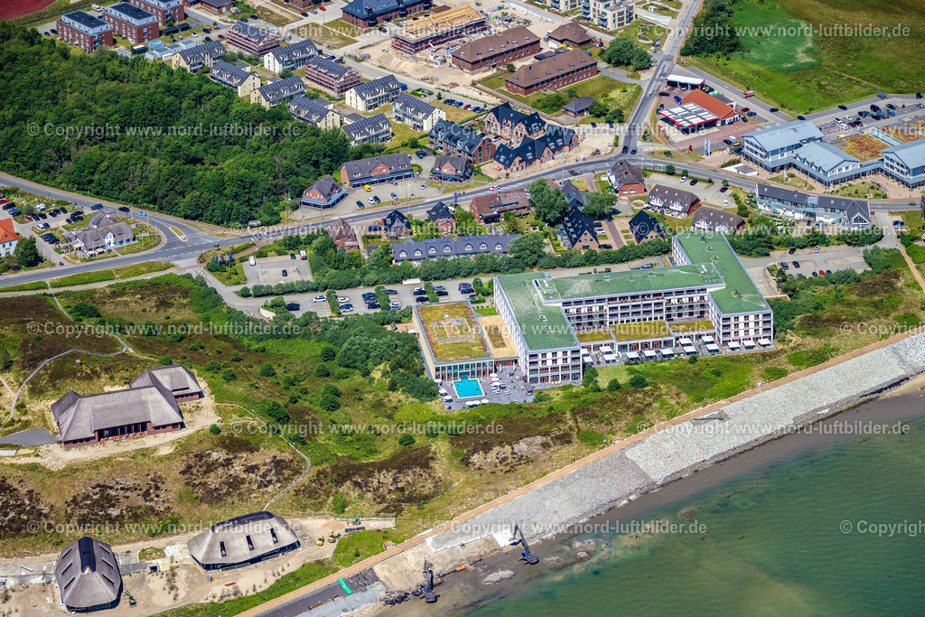 Sylt_List_Hotel_Arosa_Sylt_ELS_1350210625 | LIST 21.06.2025 Gebäudekomplex der Hotelanlage " A-Rosa Sylt " in List auf der Insel Sylt im Bundesland Schleswig-Holstein, Deutschland. Weiterführende Informationen bei: A-ROSA Resort GmbH. // Complex of the hotel building " A-Rosa Sylt " in List on Island Sylt in the state Schleswig-Holstein, Germany. Further information at: A-ROSA Resort GmbH. Foto: Martin Elsen