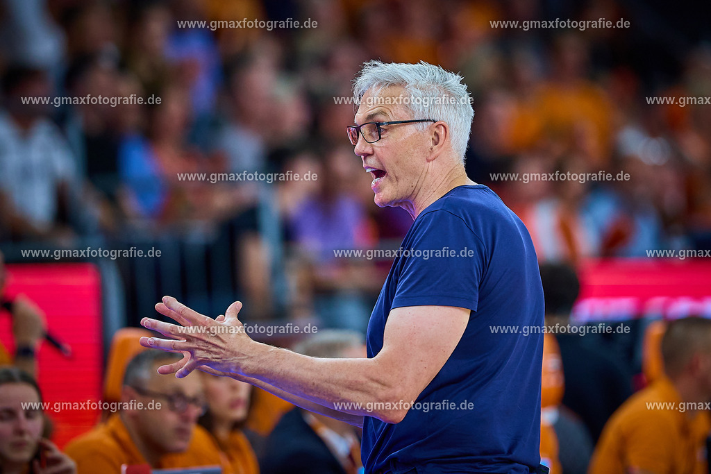 GER, ratiopharm ulm gegen FC Bayern, Basketball, 2. PlayOff, Finale, EasyCredit Bundesliga, Spielzeit 2024/2025, 18.06.2025 | Gordon Herbert  (FC Bayern, Head Coach) gestikuliertGER, ratiopharm ulm gegen FC Bayern, Basketball, 2. PlayOff, Finale, EasyCredit Bundesliga, Spielzeit 2024/2025, 18.06.2025Foto: Eibner-Pressefoto/Gerald Oelze-de Stoppany