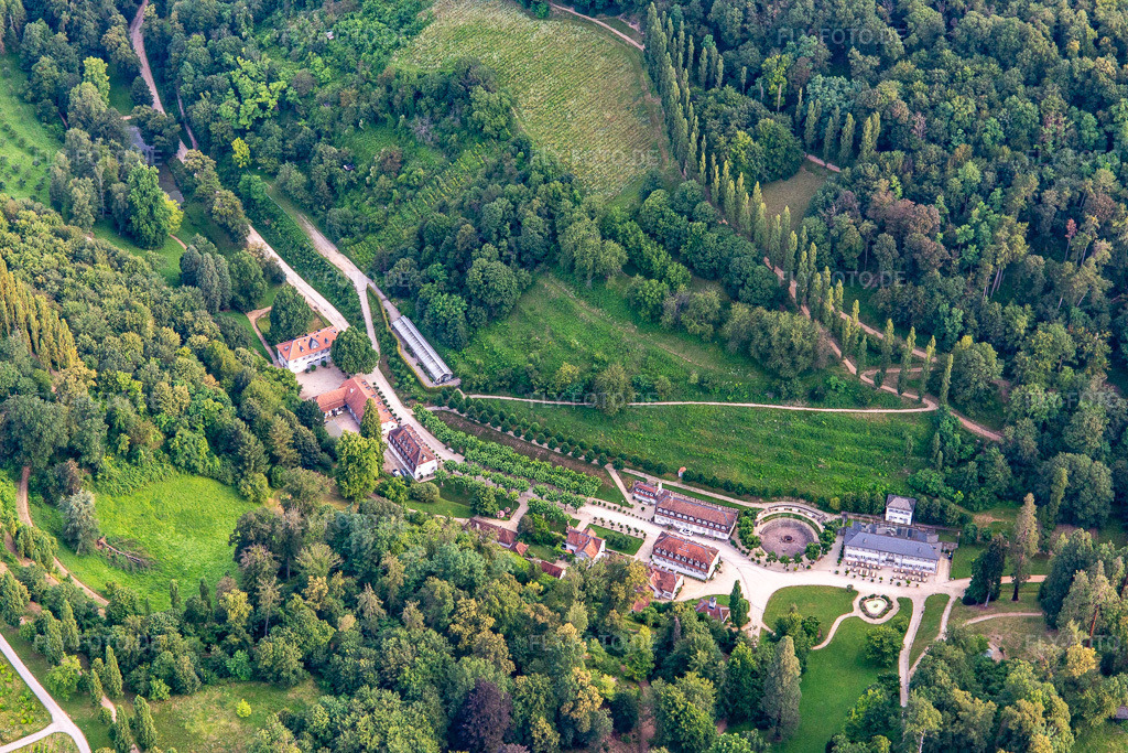 Luftbild: Staatspark Fürstenlager: Kurbrunnen und Dorf im Landschaftspark einer fürstlichen Sommerresidenz aus dem 18. Jahrhundert im Ortsteil Auerbach in Bensheim im Bundesland Hessen in Deutschland. Foto: IMG_142722.jpg vom 19.07.2024 durch Werner Riehm/FLY-FOTO.deLogo der Staatlichen Schlösser und Gärten Hessen - zur