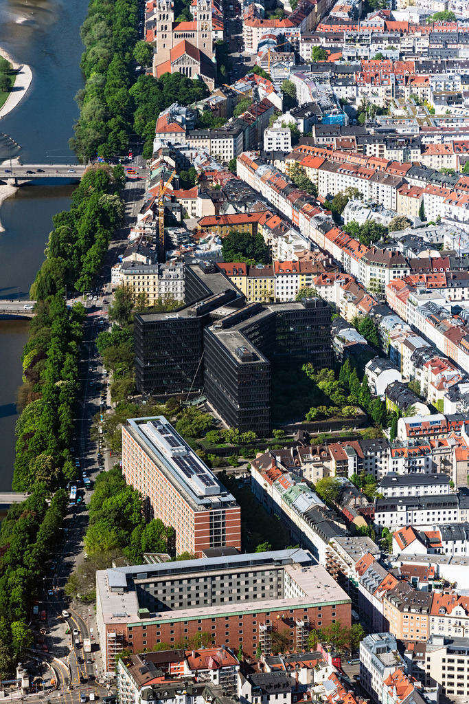dr__0052719.jpg | MüNCHEN 07.05.2020 Verwaltungsgebäude der staatlichen Behörde Deutsches Patentamt und Markenamt DPMA in München im Bundesland Bayern. Der Gebäudekomplex an der Isar besteht aus einem fünfgeschossigen Atriumbau und einem zwölfgeschossigen Hochhaus. // Administration building of the German Patent Office in Munich in the state of Bavaria. The building complex on the Isar consists of a five-storey atrium building and a twelve-storey high-rise building. Foto: Daniel Reiter
