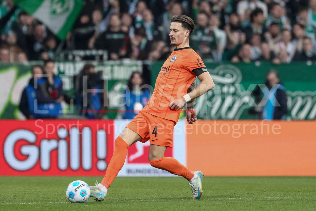 Fussball, Bundesliga, SV Werder Bremen - Eintracht Frankfurt | v.li.: Robin Koch (Eintracht Frankfurt, 4) am Ball, Freisteller, Einzelbild, Ganzkörper, Aktion, Action, Spielszene, DIE DFL-RICHTLINIEN UNTERSAGEN JEGLICHE NUTZUNG VON FOTOS ALS SEQUENZBILDER UND/ODER VIDEOÄHNLICHE FOTOSTRECKEN. DFL REGULATIONS PROHIBIT ANY USE OF PHOTOGRAPHS AS IMAGE SEQUENCES AND/OR QUASI-VIDEO.