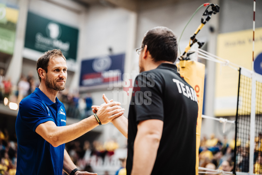 Volleyball | Frauen | Saison 2025/2026 | Volleyball Bundesliga | SSC Palmberg Schwerin vs. ETV Hamburger Volksbank Volleys | 18.10.2025 | v.l. Trainer Felix Koslowski (SSC Palmberg Schwerin) und Trainer Markus Friedrich (ETV Hamburger Volksbank Volleys) beim Handshake nach dem Spiel