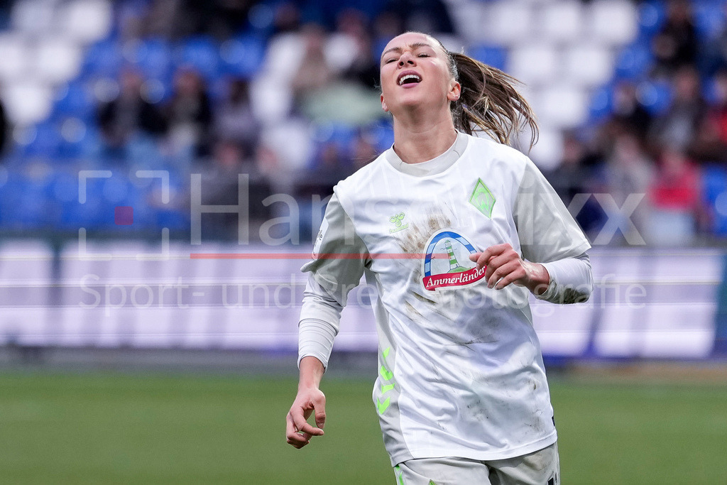 Fussball, Google Pixel Frauen-Bundesliga, TSG 1899 Hoffenheim - SV Werder Bremen | Maja Sternad (Werder, 11), Einzelbild, Einzelfoto, Aktion, Action, enttäuscht schauend, Enttäuschung, Frustration, disappointed, pessimistisch, 01.02.2026, Sinsheim (Hoffenheim)  (Deutschland), Fussball, Google Pixel Frauen-Bundesliga, TSG 1899 Hoffenheim - SV Werder Bremen, DFB/DFL REGULATIONS PROHIBIT ANY USE OF PHOTOGRAPHS AS IMAGE SEQUENCES AND/OR QUASI-VIDEO., DIE DFB-RICHTLINIEN UNTERSAGEN JEGLICHE NUTZUNG VON FOTOS ALS SEQUENZBILDER UND/ODER VIDEOÄHNLICHE FOTOSTRECKEN. DFB REGULATIONS PROHIBIT ANY USE OF PHOTOGRAPHS AS IMAGE SEQUENCES AND/OR QUASI-VIDEO.
