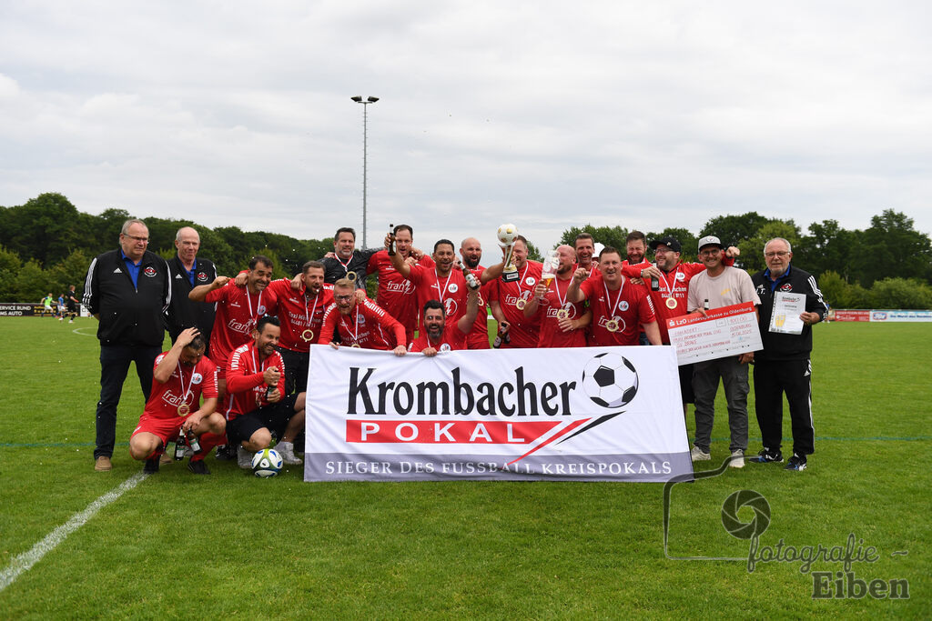 SV Brake Ü40-BW Bümmerstede (Ü40) | Kreispokal Finale Jade-Weser-Hunte Ü40; SV Brake Ü40 (rot)-BW Bümmerstede Ü40 (weiß) am 15.06.2025 in Rastede (Sportanlage Köttersweg), Photo: Philip Eiben 2025 - Realisiert mit Pictrs.com