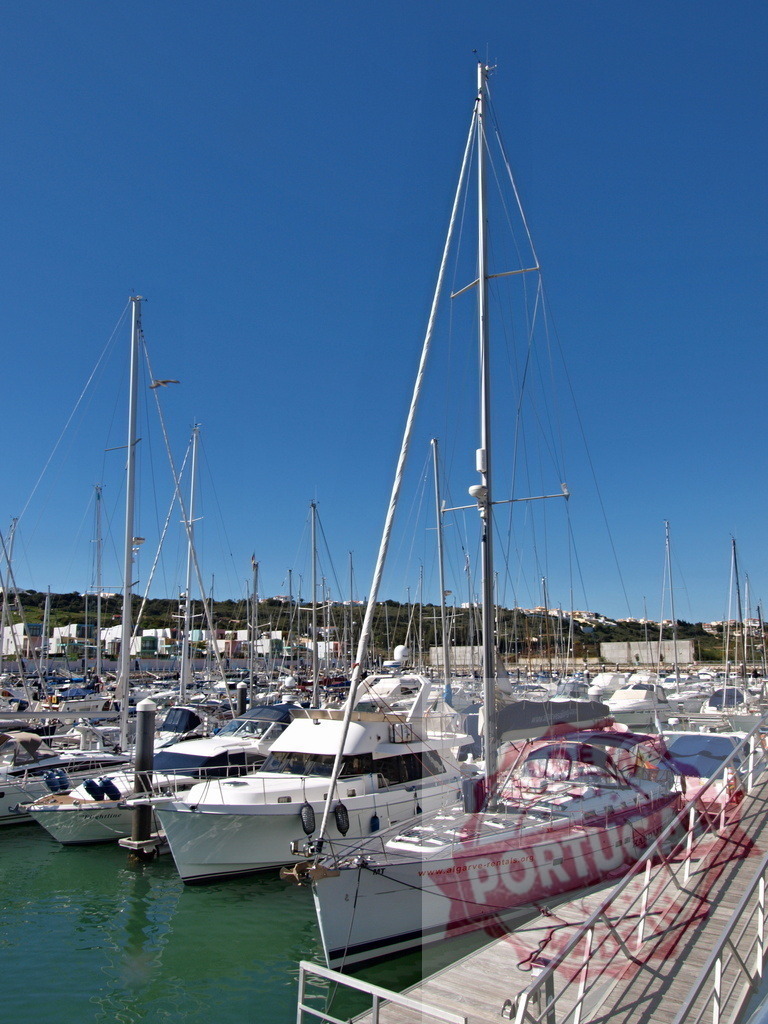 Marina with many boats and yachts docking | Numerous modern boats and sailing yachts docking in a sunny marina harbor during daytime - Realisiert mit Pictrs.com