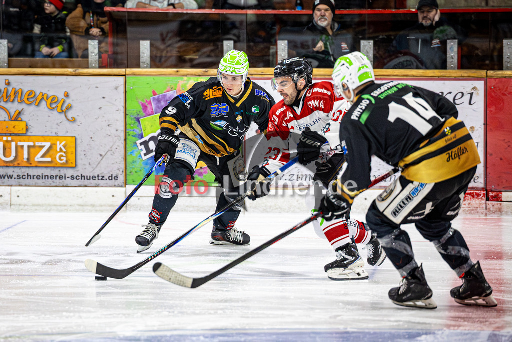 Peißenberg MINERS gegen EHC Königsbrunn LÖWEN | Eishockey Bayernliga 2025/26 Viertelfinale Spiel 2, Peißenberg MINERS gegen EHC Königsbrunn LÖWEN, 20260208,Stefan RODRIGUES (EHC Königsbrunn 23) am Puck,2026-02-08 in Peißenberg (flatbuy Arena Peißenberg), Filip KRIZ (MINERS 9), Stefan RODRIGUES (EHC Königsbrunn 23), Florian HÖFLER (MINERS 14)Copyright: WolfgangxLindner www.foto-lindner.de