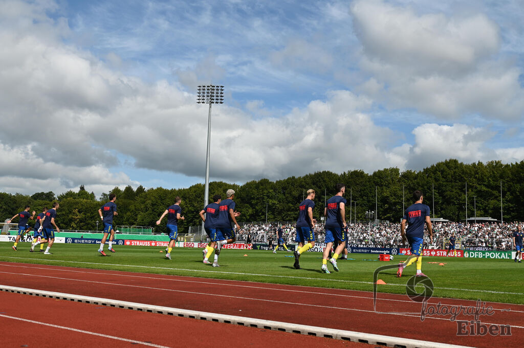 SV Atlas-Delmenhorst-Borussia Mönchengladbach | DFB-Pokal 1. Runde;SV Atlas Delmenhorst (gelb)-Borussia Mönchengladbach (schwarz) am 17.08.2025 in Oldenburg (Marschweg-Stadion), Photo: Philip Eiben 2025 - Realisiert mit Pictrs.com