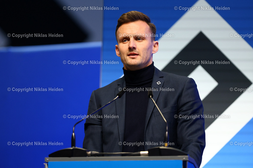 NH_HamburgerSV_Mitgliederversammlung_18022026 | Claus Costa (Direktor Profifußball, Hamburger SV)News I Hamburger SV I Mitgliederversammlung für das Geschäftsjahr 2024/25 I 18.02.2026 I HSV-Zentrum am Volkspark