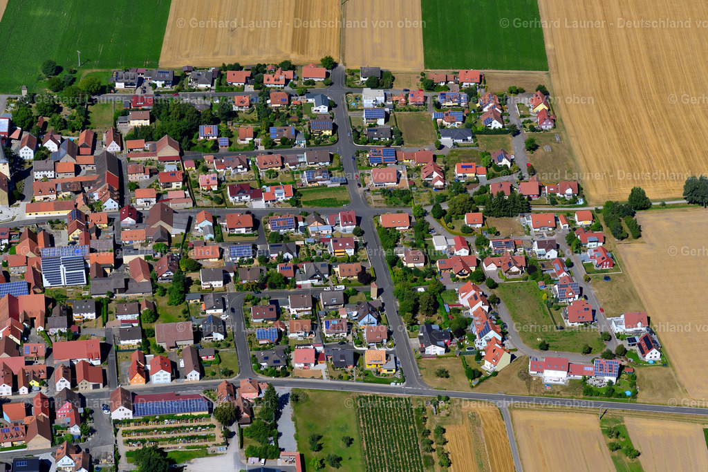 3650235 | OPFERBAUM 31.08.2016 Wohngebiet einer Einfamilienhaus- Siedlung am Rande von landwirtschaftlichen Feldern in Opferbaum im Bundesland Bayern, Deutschland // Single-family residential area of settlement on the edge of agricultural fields in Opferbaum in the state Bavaria, Germany Foto: Gerhard Launer