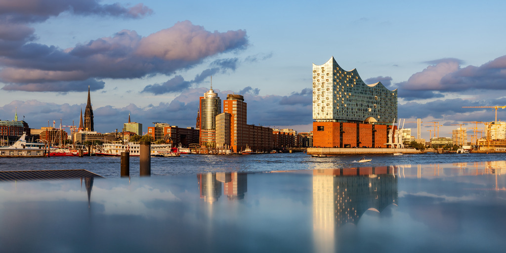 10240810 - Elbphilharmonie und HafenCity | Blick auf die Elbphilharmonie und die Hafencity im Abendlicht mit einer (natürlichen) Spiegelung.
