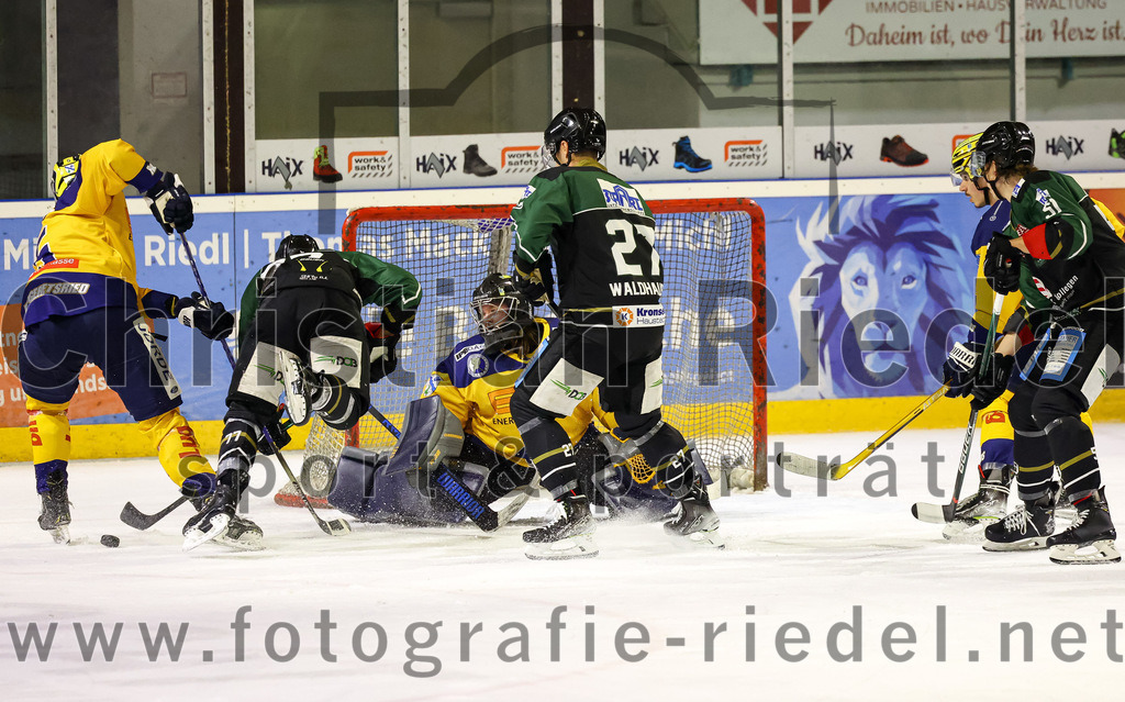 2022-10-30_076_TSV_Erding_gegen_ESC_Riverrats_Geretsried | Erding, Deutschland, 30.10.2022:
Eishockey, Bayernliga 2022 / 2023, 9. Spieltag, TSV Erding gegen ESC Riverrats Geretsried, Endergebnis: 3:5

Philipp Michl (Erding Gladiators, #77), Mark Waldhausen (Erding Gladiators, #27), Torwart Johanna May (ESC Riverrats Geretsried, #29), Ryan Murphy (Erding Gladiators, #51)

Foto: Christian Riedel / fotografie-riedel.net