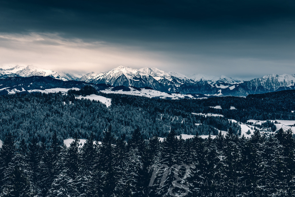 Niesen und Emmental im Winter | Die ideale Geschenkidee für Naturliebhaber. Naturbilder von Marcel Gross Photography für ihr Zuhause in den verschiedensten Formaten und Materialien. - Realisiert mit Pictrs.com