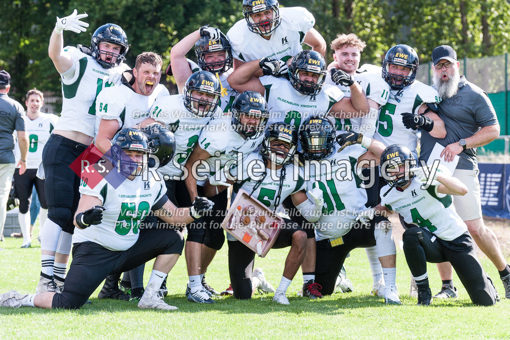 American Football, Saison 2022, Regionalliga Nord, Hamburg Blue Devils - Oldenburg Knights, Dr.-Hermann-Schnell-Sportplatz (Hamburg), 06.08.2022, 07. Gameweek | Die Defense jubelt nach der Interception von Ikenna Ukachu, der sich symbolisch ein Essenstablett umgehängt hat. 

Im Bild (v.l.n.r.): 
oben / hintere Reihe: Lukas Baarts (#12, Oldenburg, LB), Jonas Trienen (#54, Oldenburg, DB), Tafilj Colakovic (#9, Oldenburg, DE), Can Geißler (#52, Oldenburg) 
mittlere Reihe: Philip Drews (#31, Oldenburg, DB), Timo Löffler (#14, Oldenburg, DB), Tafilj Colakovic (#9, Oldenburg, DE), Maarten Falkenstem (#11, Oldenburg), Nils Timmermann (#55, Oldenburg)
unten knieend: Konstantin Budde (#50, Oldenburg), Ikenna Ukachu (#5, Oldenburg, DB), Jannik Birk (#91, Oldenburg, LB), Hauke Liebe (#4, Oldenburg, DE)
