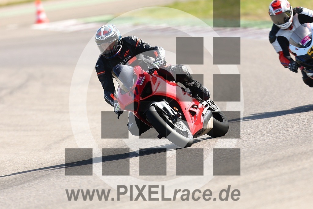 0037-20260426_01054 | Schöne Erinnerungen an spannende Momente - das festzuhalten ist unser Job. PIXELrace.de ist seit 2003 auf den Rennstrecken Europas unterwegs um die Action draußen beim Fahren und die wunderbare Stimmung imm Fahrerlager für euch einzufangen.
