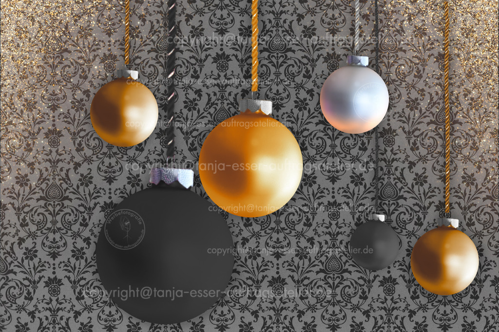 Weihnachten schwarze Kugel D | Weihnachtsbaum Kugeln in bronze, schwarz und weiß hängen an Kordeln. Im Hintergrund ist gemustertes Papier und goldener Glitzerstaub.