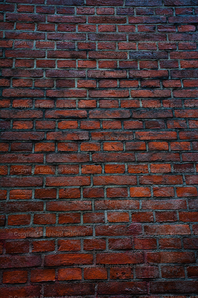 BACKDROP - Ziegelsteinwand Perspektive | Eine&nbsp;Mauer aus roten Ziegelsteinen – perspektivisch vom Boden nach oben - Realisiert mit Pictrs.com