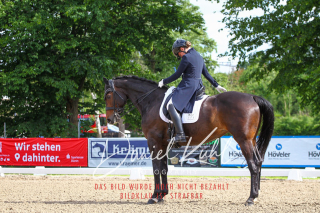 DKP41475 | Turnierfotos kaufen im Webshop von Daniel Kuhl Photography – entdecke professionelle Reitsportfotos aus Turnieren & Events. Hochwertige Turnierbilder online bestellen & sichern. Jetzt Fotos von Reitsportturnieren kaufen!