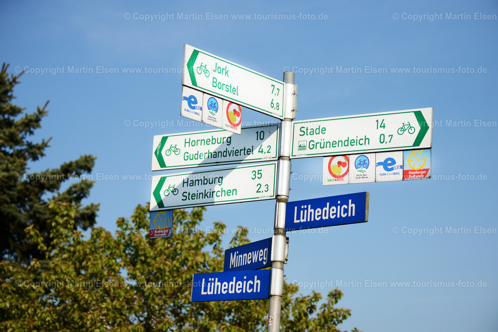 Fahrradschilder im Alten Land_ELS_7262140501a | Fotos aus den Touristenorten aus Norddeutschland. - Realisiert mit Pictrs.com
