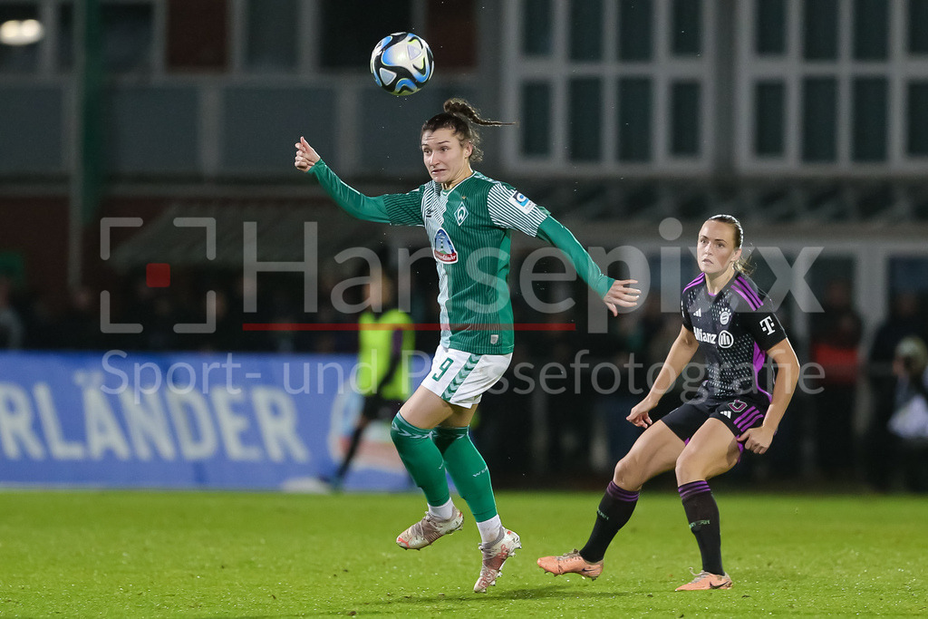 Fussball, Google Pixel Frauen-Bundesliga, SV Werder Bremen - FC Bayern München | v.li.: Sophie Weidauer (SV Werder Bremen, 9) am Ball, Einzelbild, Ganzkörper, Aktion, Action, Spielszene, DIE DFB-RICHTLINIEN UNTERSAGEN JEGLICHE NUTZUNG VON FOTOS ALS SEQUENZBILDER UND/ODER VIDEOÄHNLICHE FOTOSTRECKEN. DFB REGULATIONS PROHIBIT ANY USE OF PHOTOGRAPHS AS IMAGE SEQUENCES AND/OR QUASI-VIDEO.